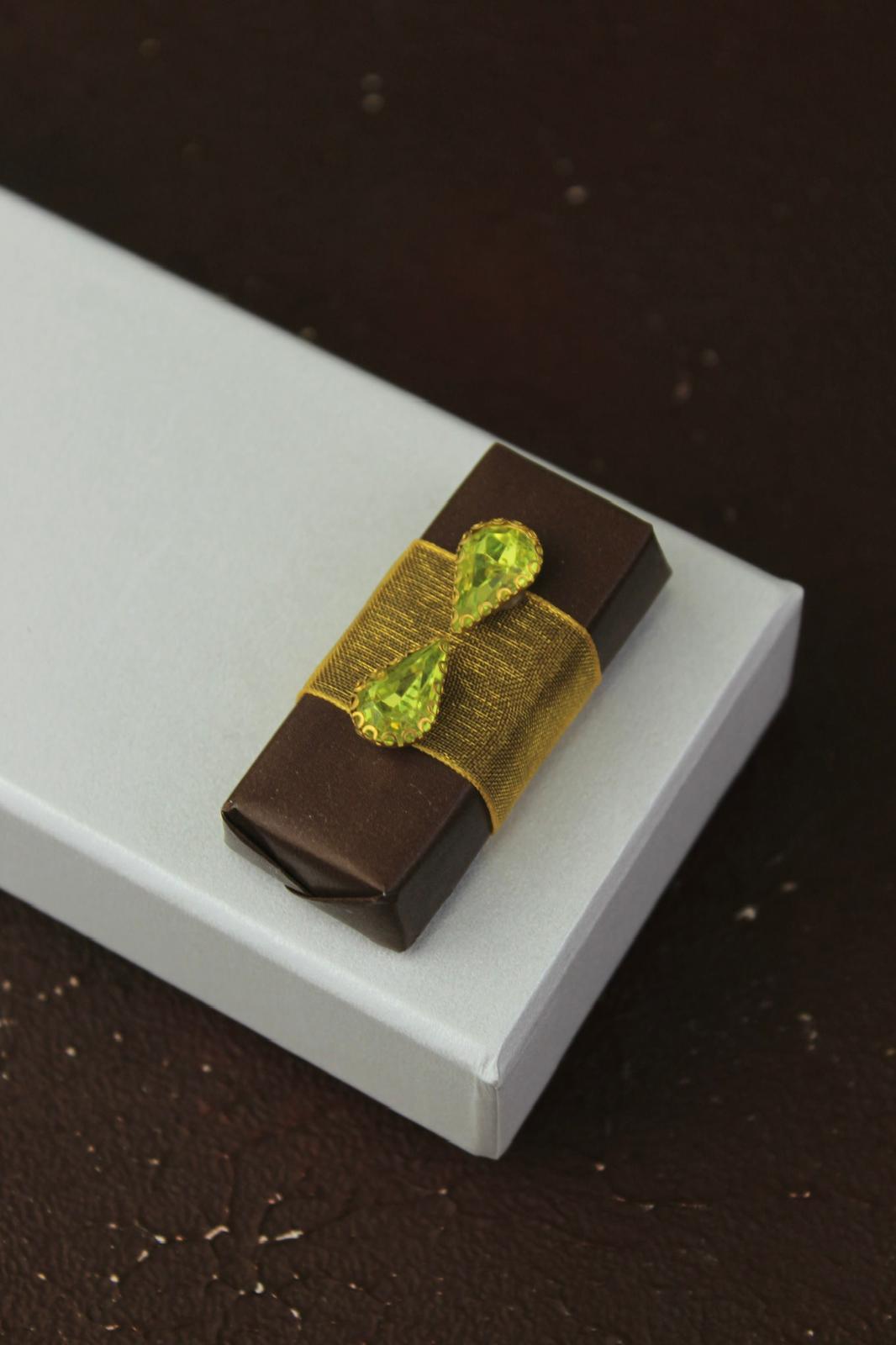 Vierkante gevulde chocolade met bruine decoratie