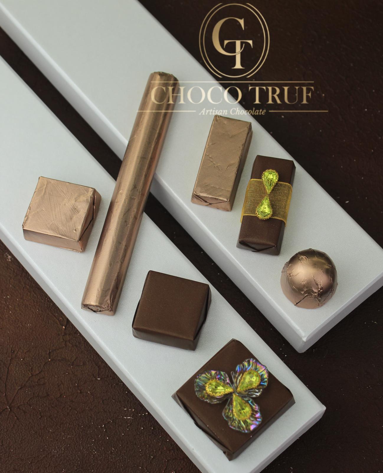 Vierkante gevulde chocolade met bruine decoratie