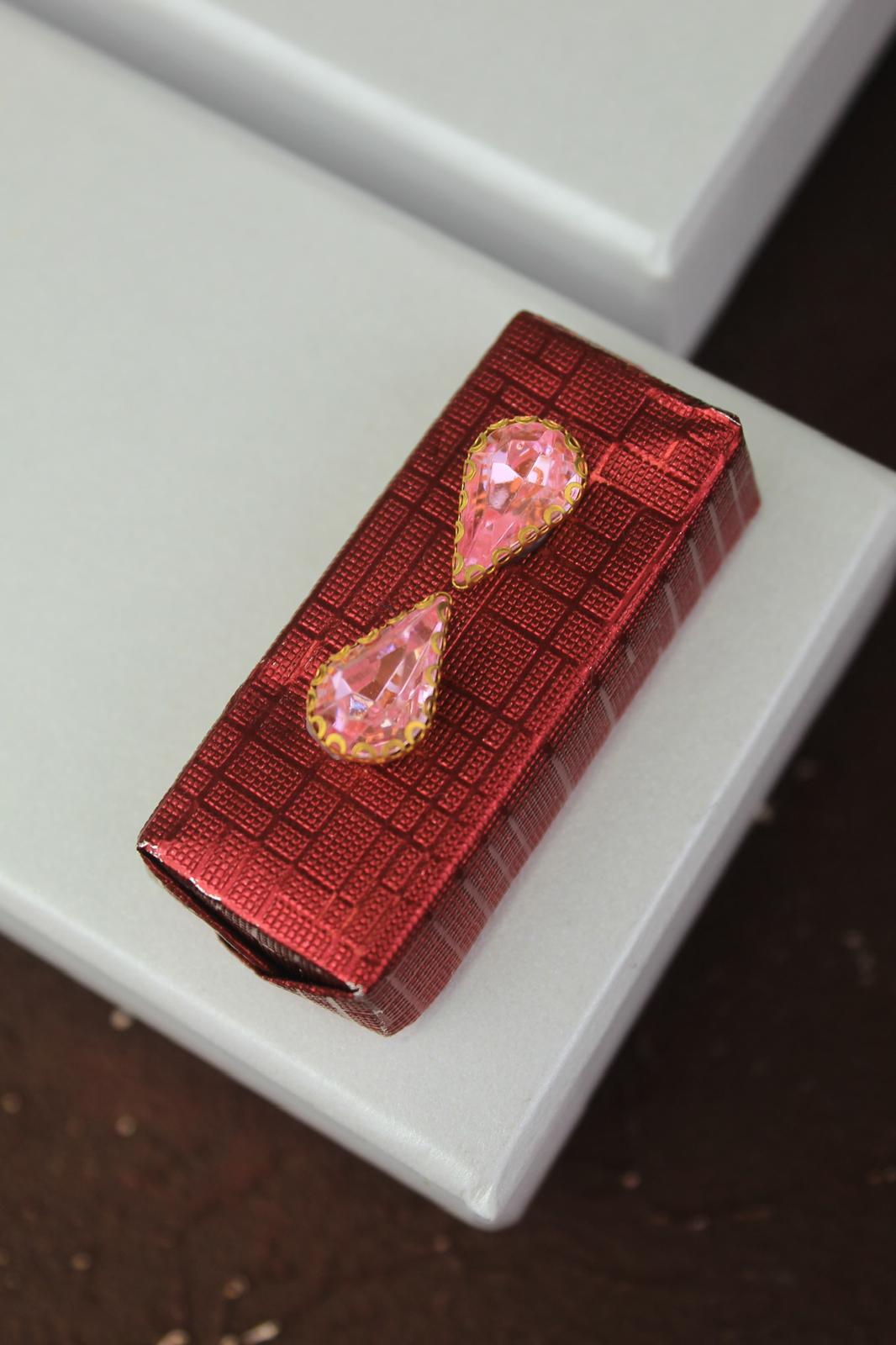 Vierkante gevulde chocolade met rode decoratie