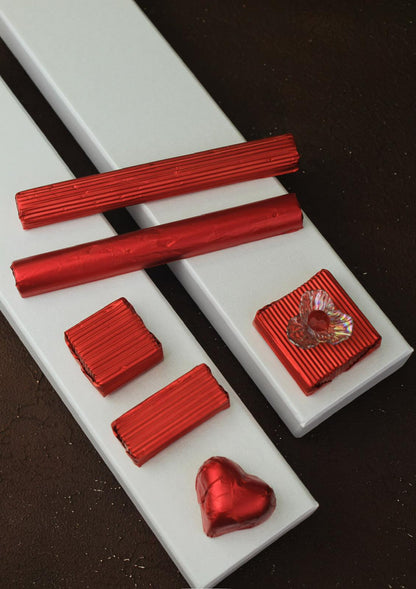 Vierkante gevulde chocolade met rode decoratie