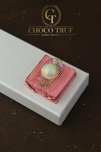 Vierkante gevulde chocolade met roze decoratie