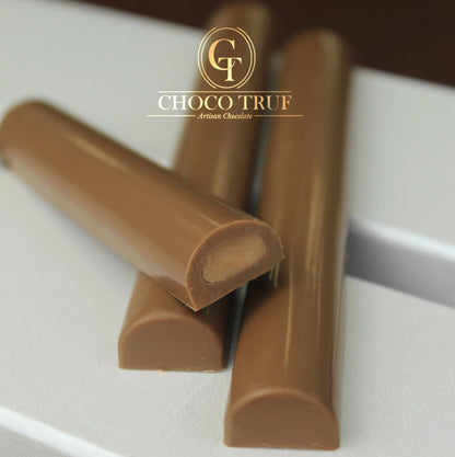Gevulde chocolade sticks met verschillende decoratieve kleuren