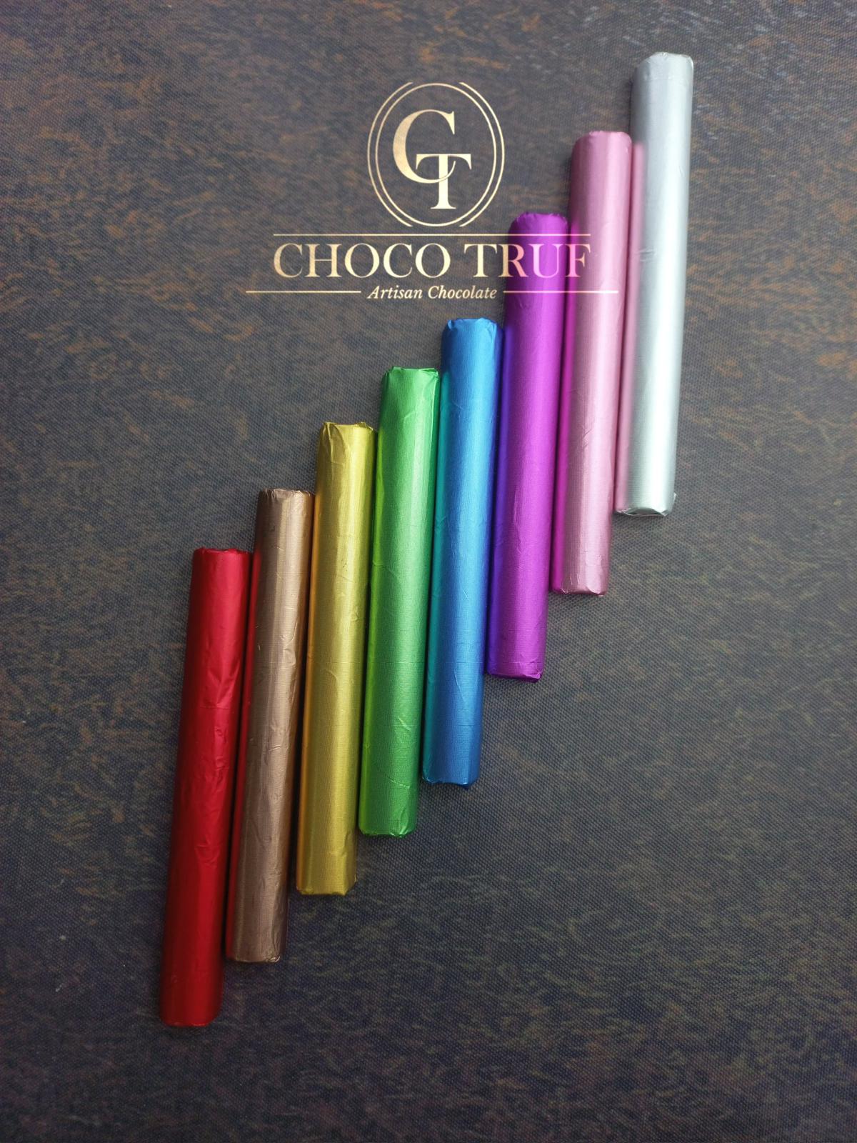 Gevulde chocolade sticks met verschillende decoratieve kleuren