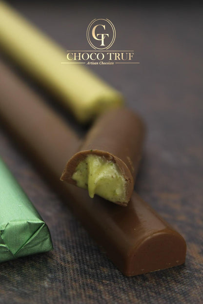 Gevulde chocolade sticks met verschillende decoratieve kleuren