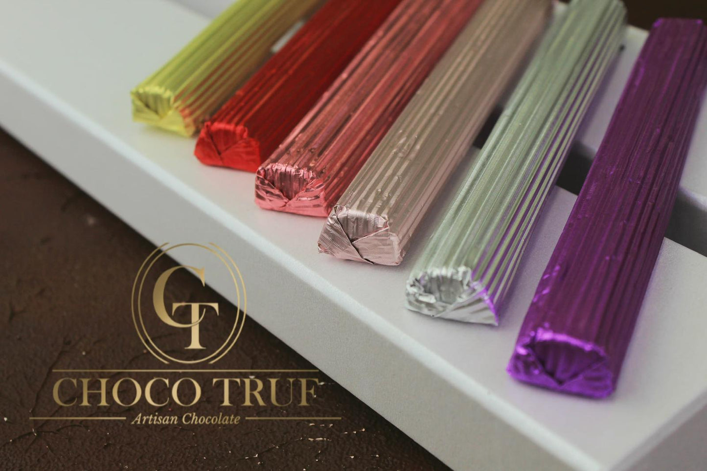 Gevulde chocolade sticks met verschillende decoratieve kleuren