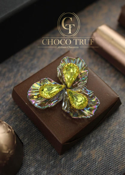 Vierkante gevulde chocolade met bruine decoratie