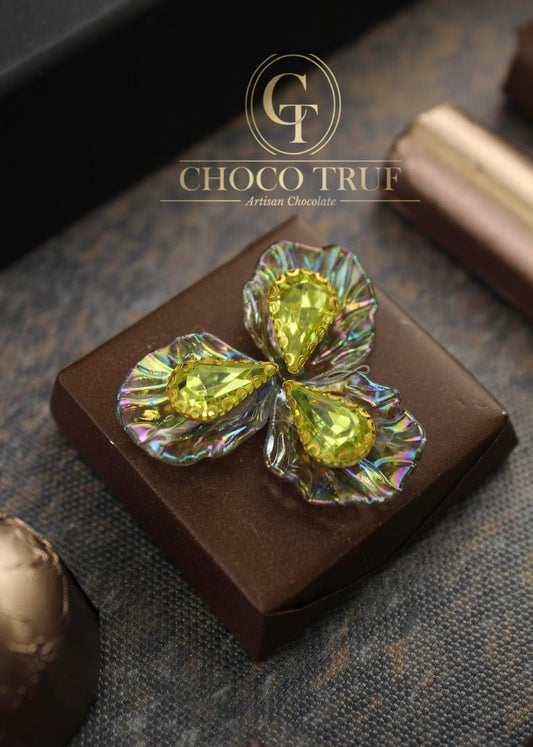 Vierkante gevulde chocolade met bruine decoratie