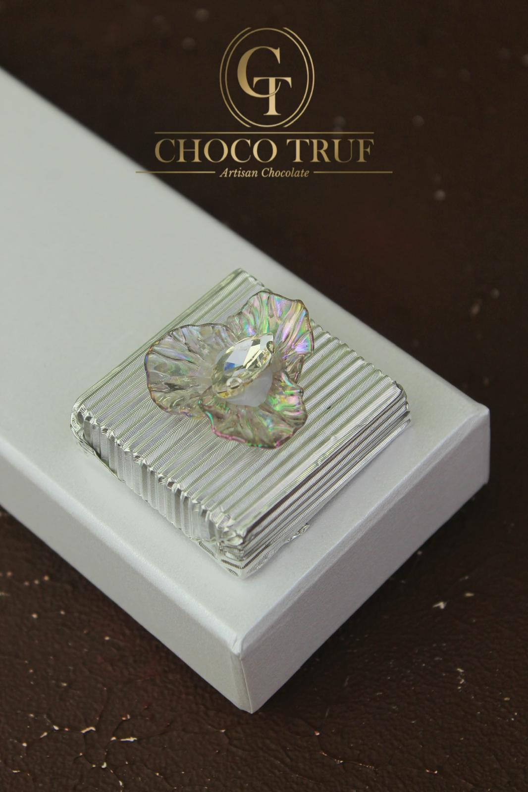 Vierkante gevulde chocolade met zilveren decoratie