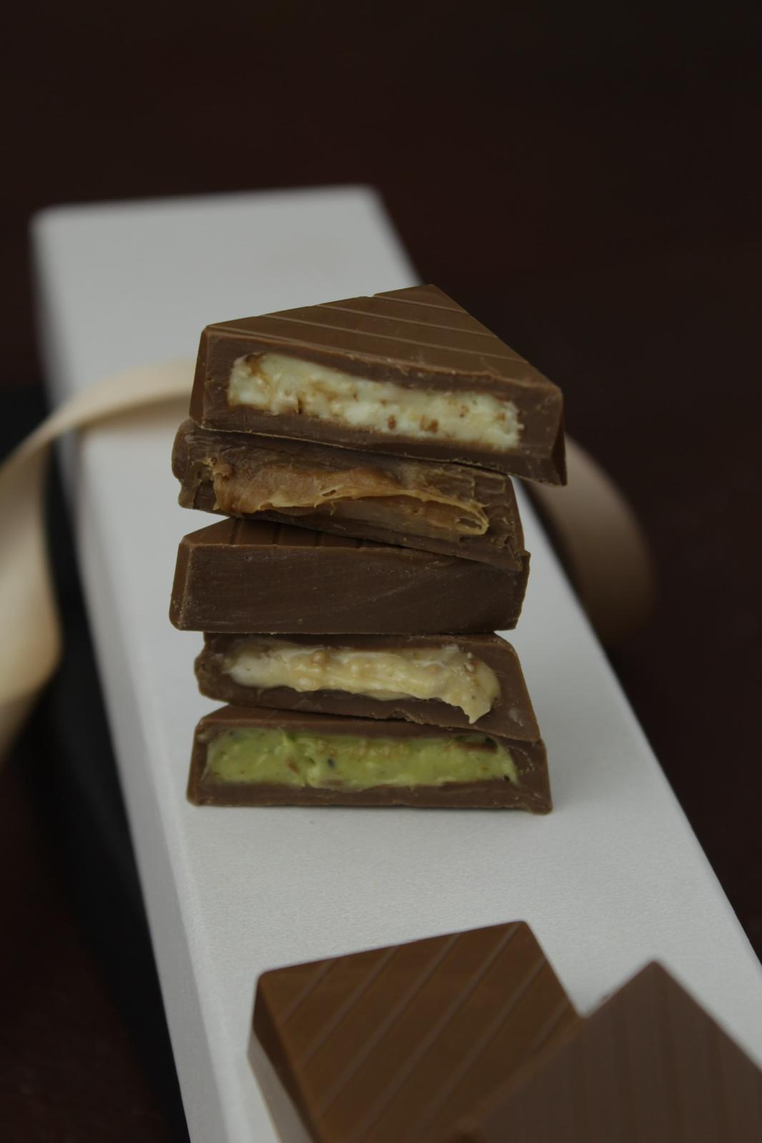 Vierkante gevulde chocolade met zilveren decoratie