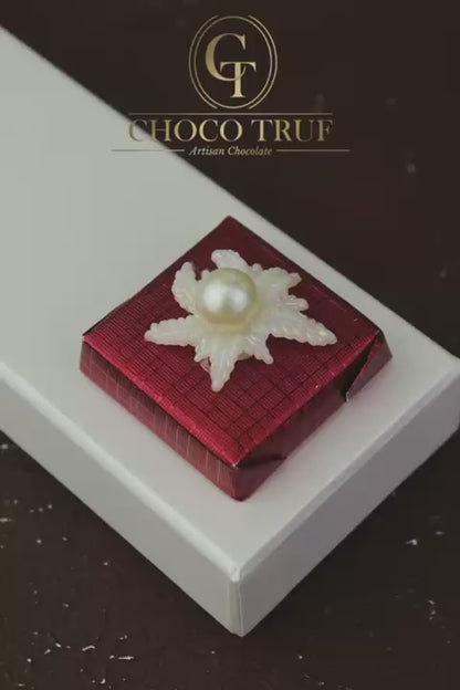 Vierkante gevulde chocolade met rode decoratie