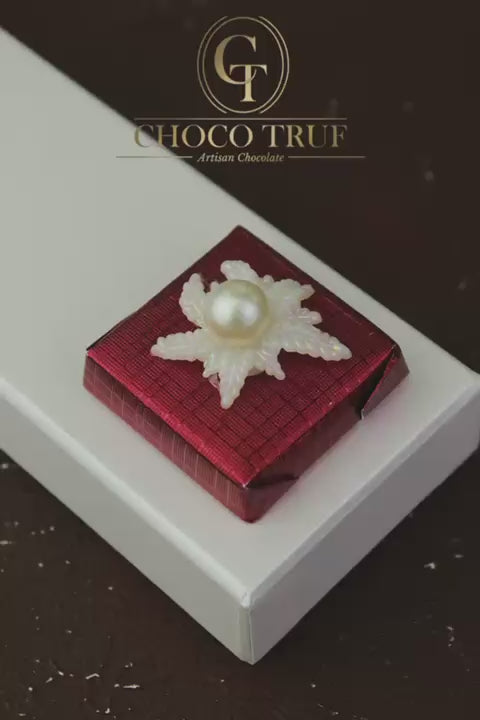 Vierkante gevulde chocolade met rode decoratie